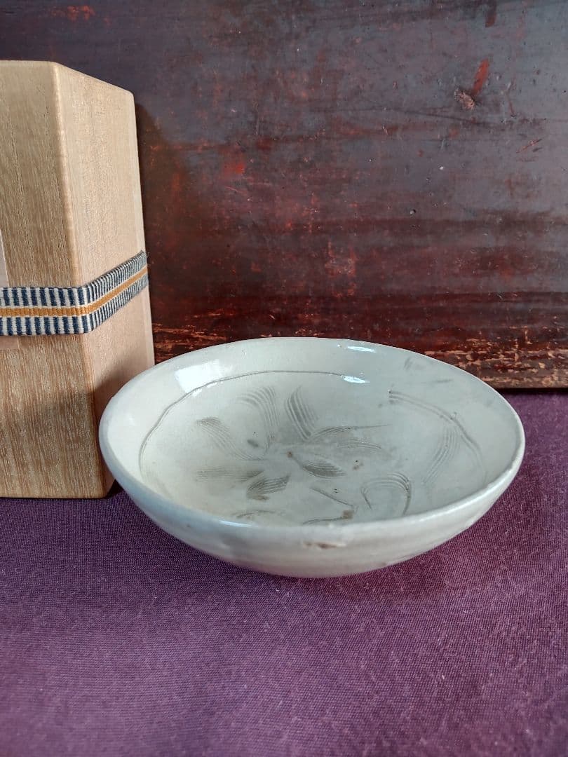 金時代 　鶴壁窯(磁州窯)　白釉 陰刻 花紋盃　　無庇完品
