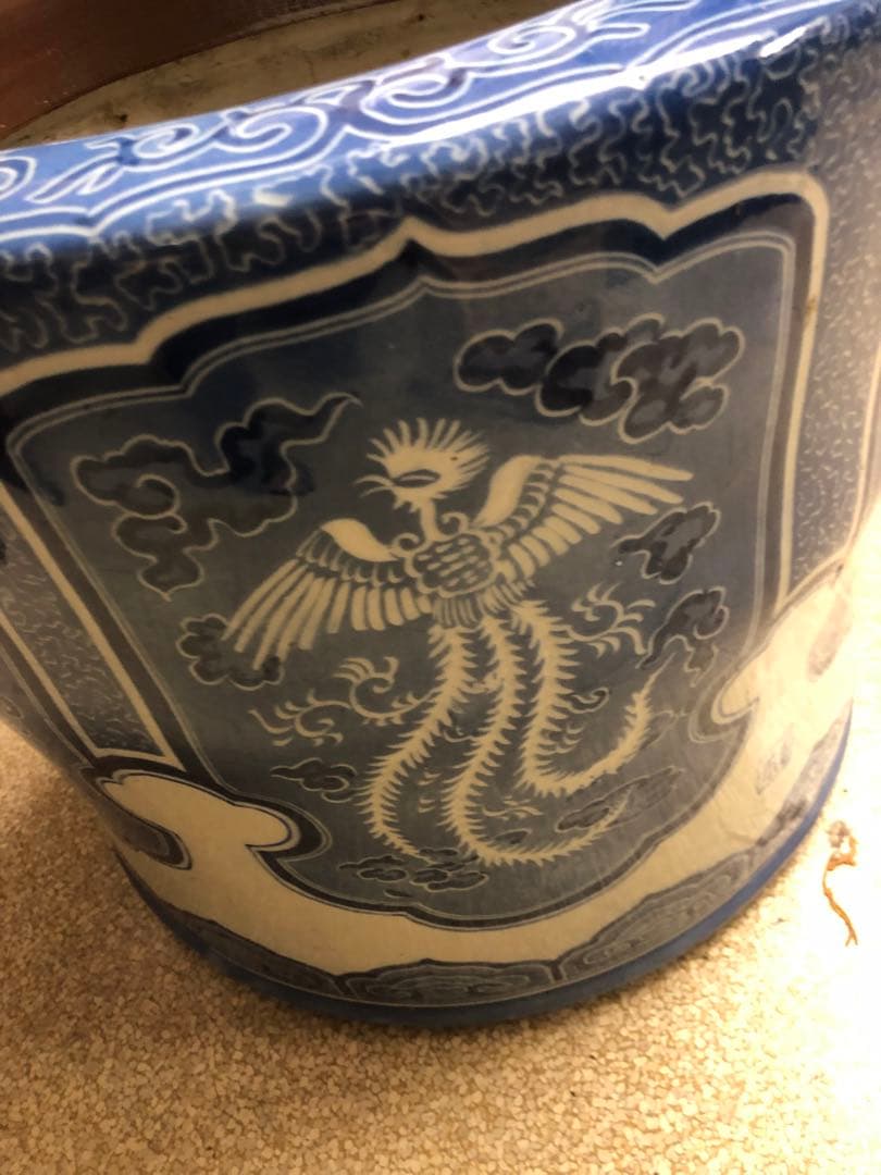 水弾きの技法を使った希少品　伊万里火鉢