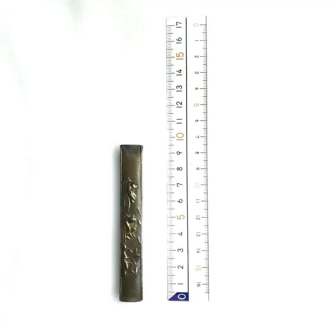 鴛鴦図小柄　表が赤銅魚子地　裏が銅地　金象嵌