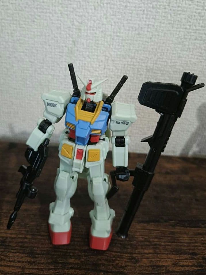 【新品】ガンプラ完成品3体ガンダムフィギュアとカード2枚のセット売り