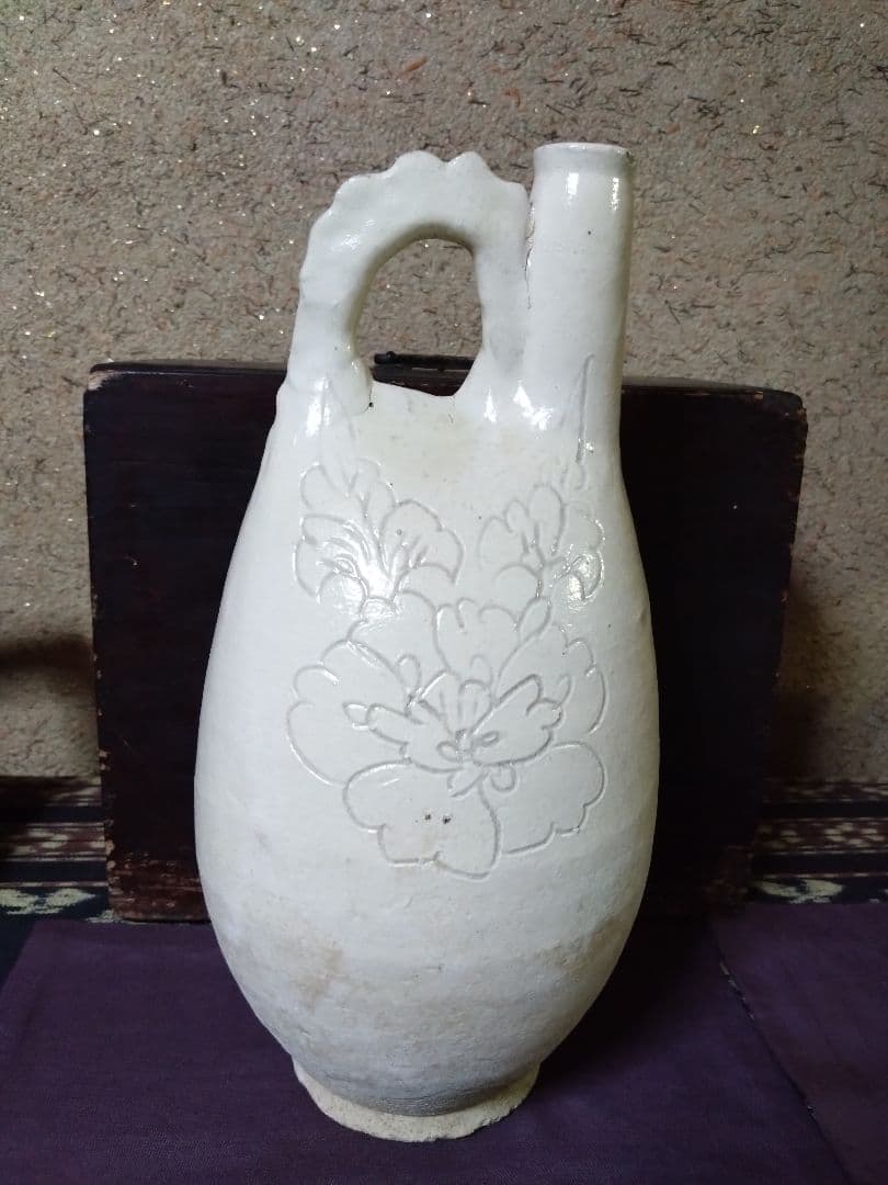遼時代 白釉 陰刻 芍薬紋　皮嚢壺　鶏冠壺