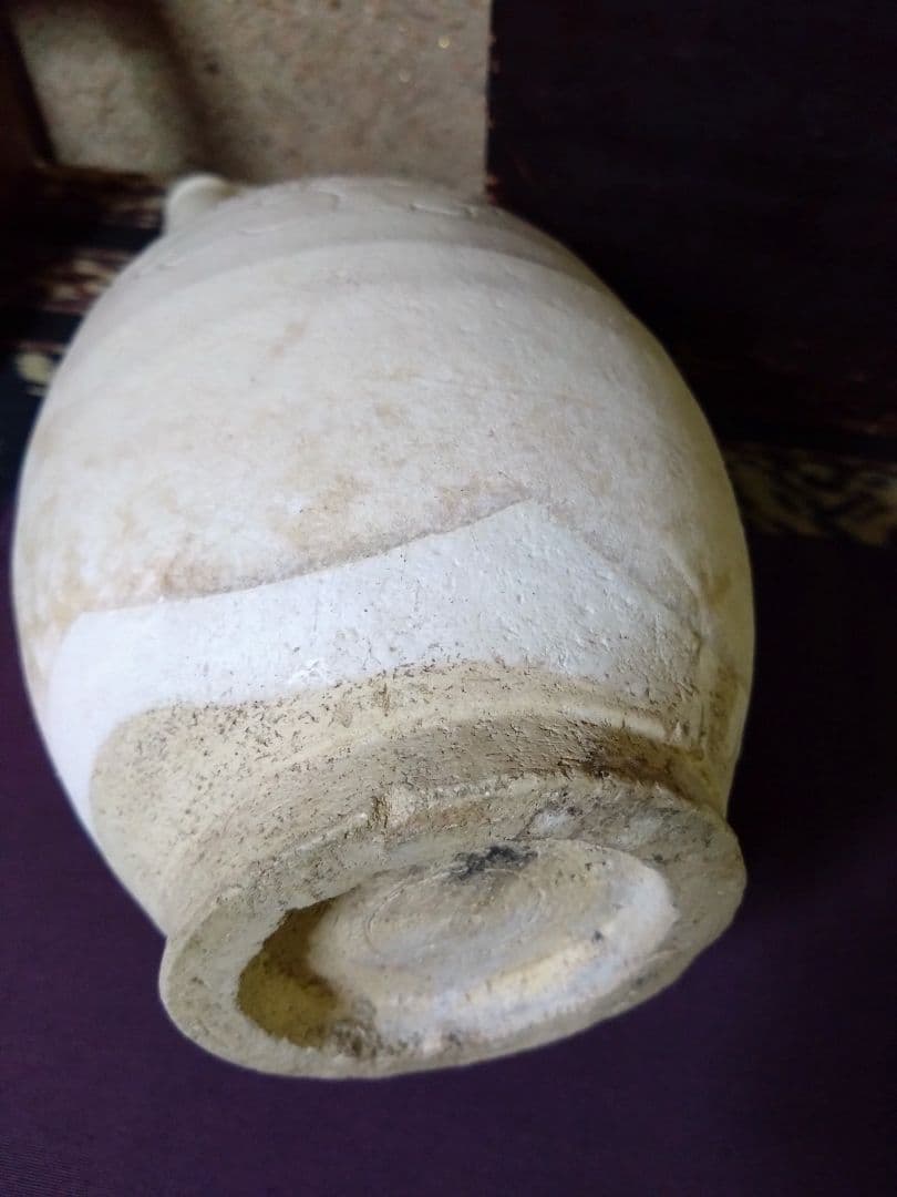 遼時代 白釉 陰刻 芍薬紋　皮嚢壺　鶏冠壺