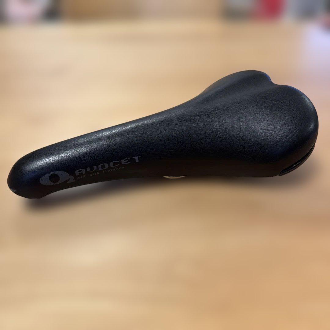 AvoCet O2 40Air Titanium サドル