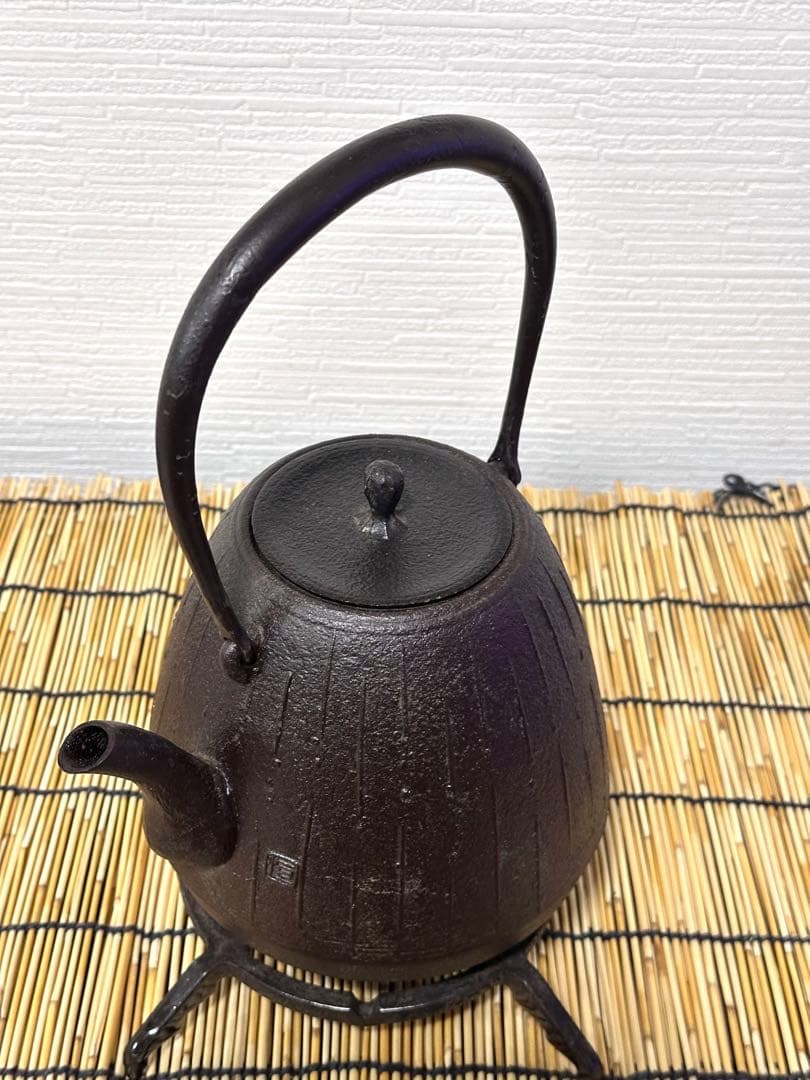 未使用、供箱等付属品付　南部盛栄堂販売 南部鉄瓶作家 及川 恒作 １５型雨地文