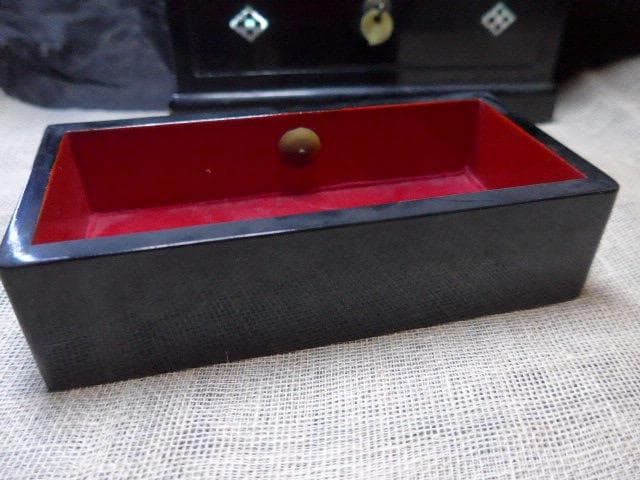 黒漆の象嵌の入った小引き出しです。韓国製です