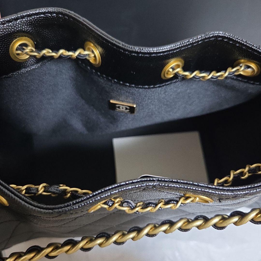 Chanel ノベルティキルティングレザー製、ゴールドチェーンショルダーバッグ。