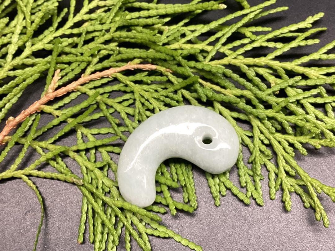 本物の氷*アイスジェード 糸魚川翡翠勾玉　人気の平家古墳型 鑑定ソーティング付