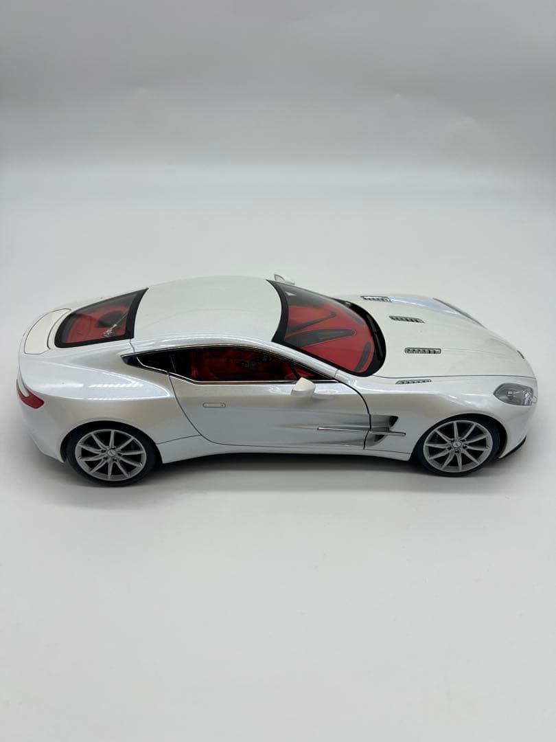 No7ミニカー1/18箱ありAUTO art ASTONMARTIN ONE77
