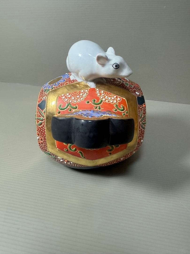 2118九谷焼 時代色絵 小槌に白ねずみ 干支置物　十二支子 縁起物　座布団付き