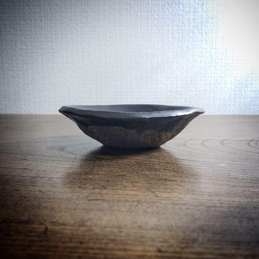 小皿　江戸前期　美濃　瀬戸黒　花型　型押し　蛇肌