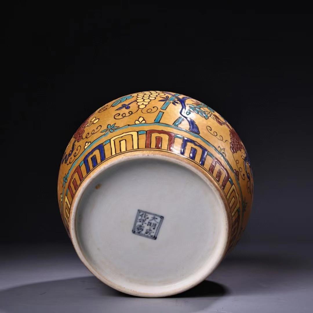 中国古美術・旧蔵・純手描き・描金と粉彩将軍缶・箱付・置物・観賞瓶・文房具·時代物