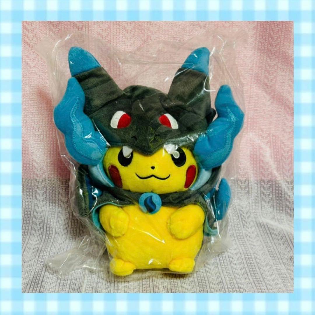 ポケットモンスター　メガリザードンXのポンチョを着たピカチュウ　ぬいぐるみ