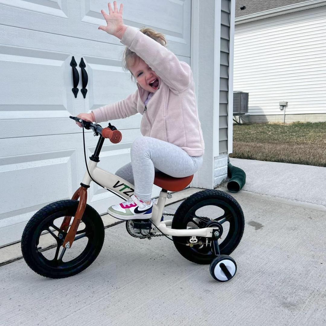 新品❤️16インチ自転車　キックバイク ペダルなし　子供　白　ホワイト　補助輪付き