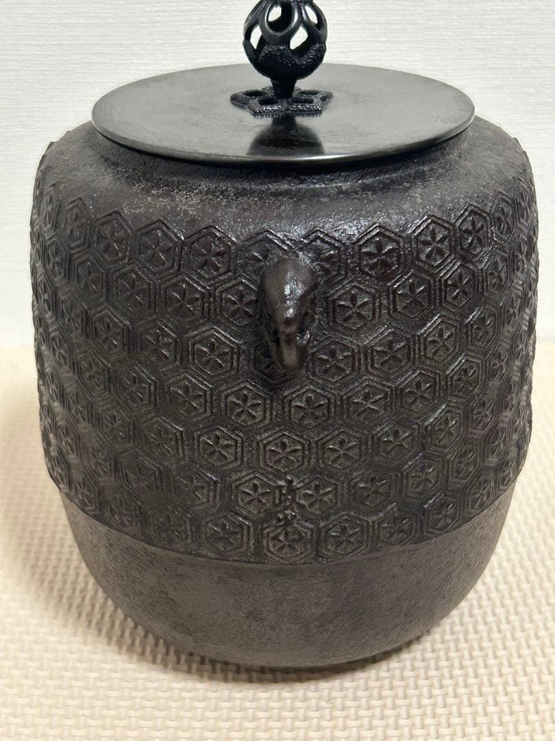 鉄製茶釜　菊池政光　亀甲地紋