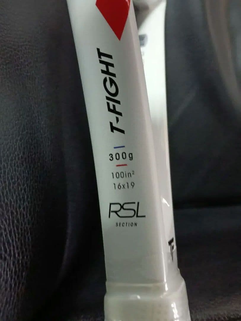 新品テクニ ファイバーT-FIGHT100インチ300ｇ未使用ガット付き