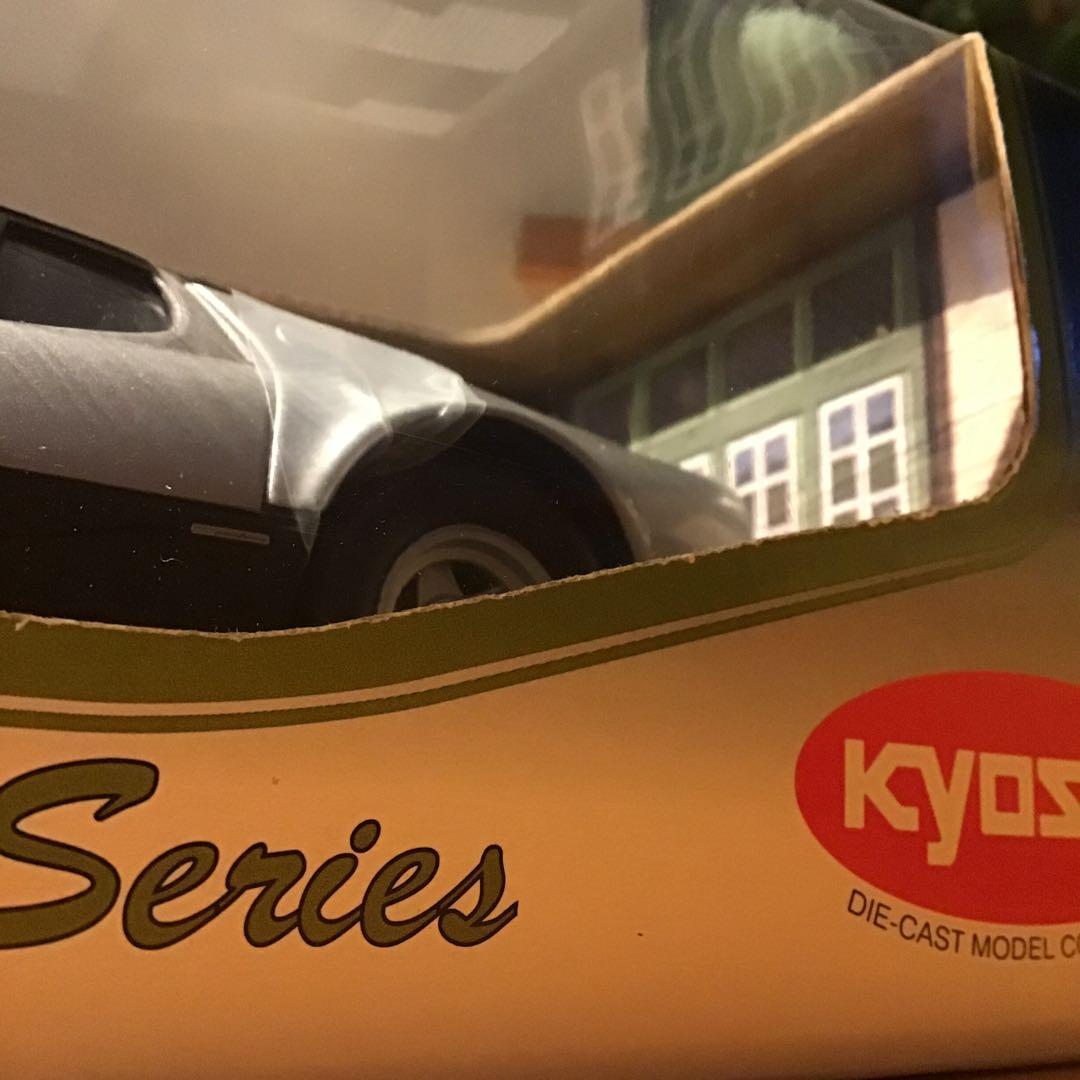 京商 KYOSHO 1/18スケール　フェラーリ512 BB （シルバー）