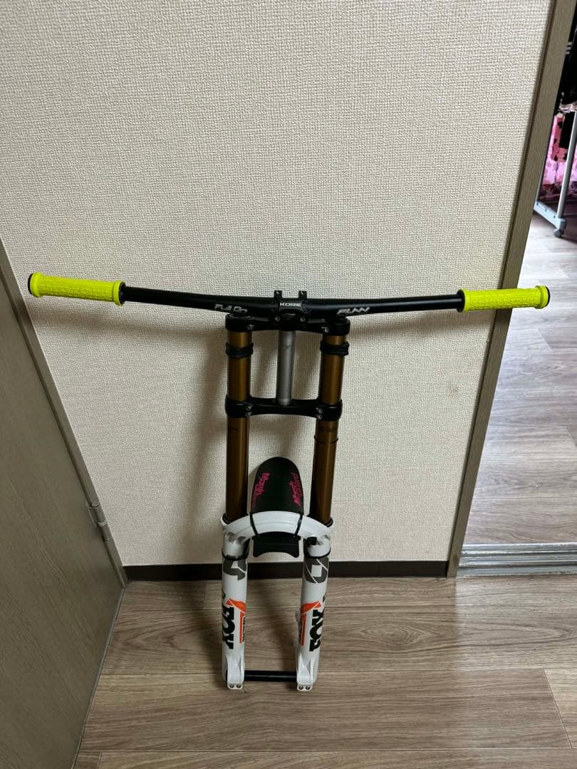 2021 ファクトリーシリーズ 40 フロート 27.5 203MM グリップ2