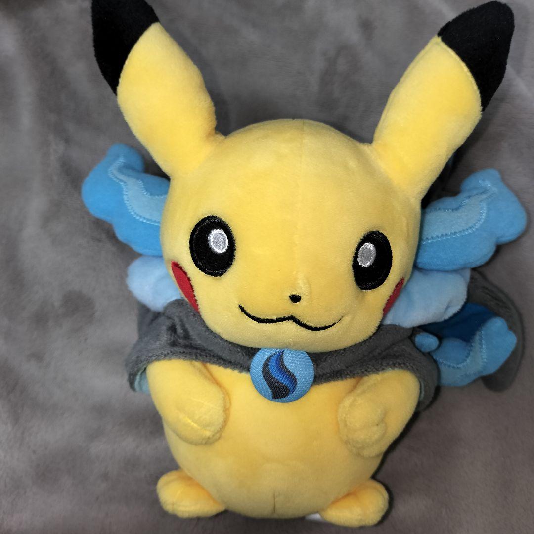 メガリザードンXのポンチョを着たピカチュウ ぬいぐるみ