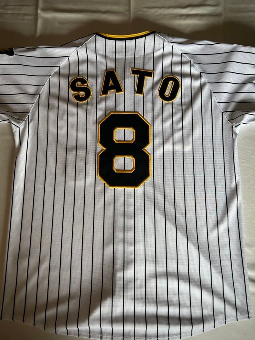 阪神タイガース 佐藤輝明 ユニホーム チャンピオンエンブレム付 L 説明文必読