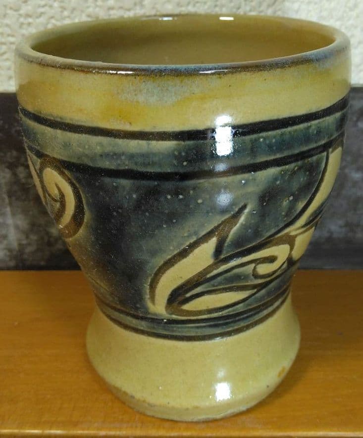 人間国宝 金城次郎 壷屋焼ゴブレット(草花文) 栞 共箱 美品 やちむん 壺屋焼
