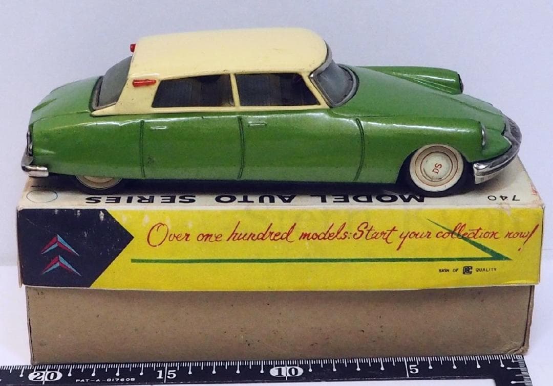 萬代屋【 シトロエンDS19黄緑】ブリキ tin toy car【箱はコピー】
