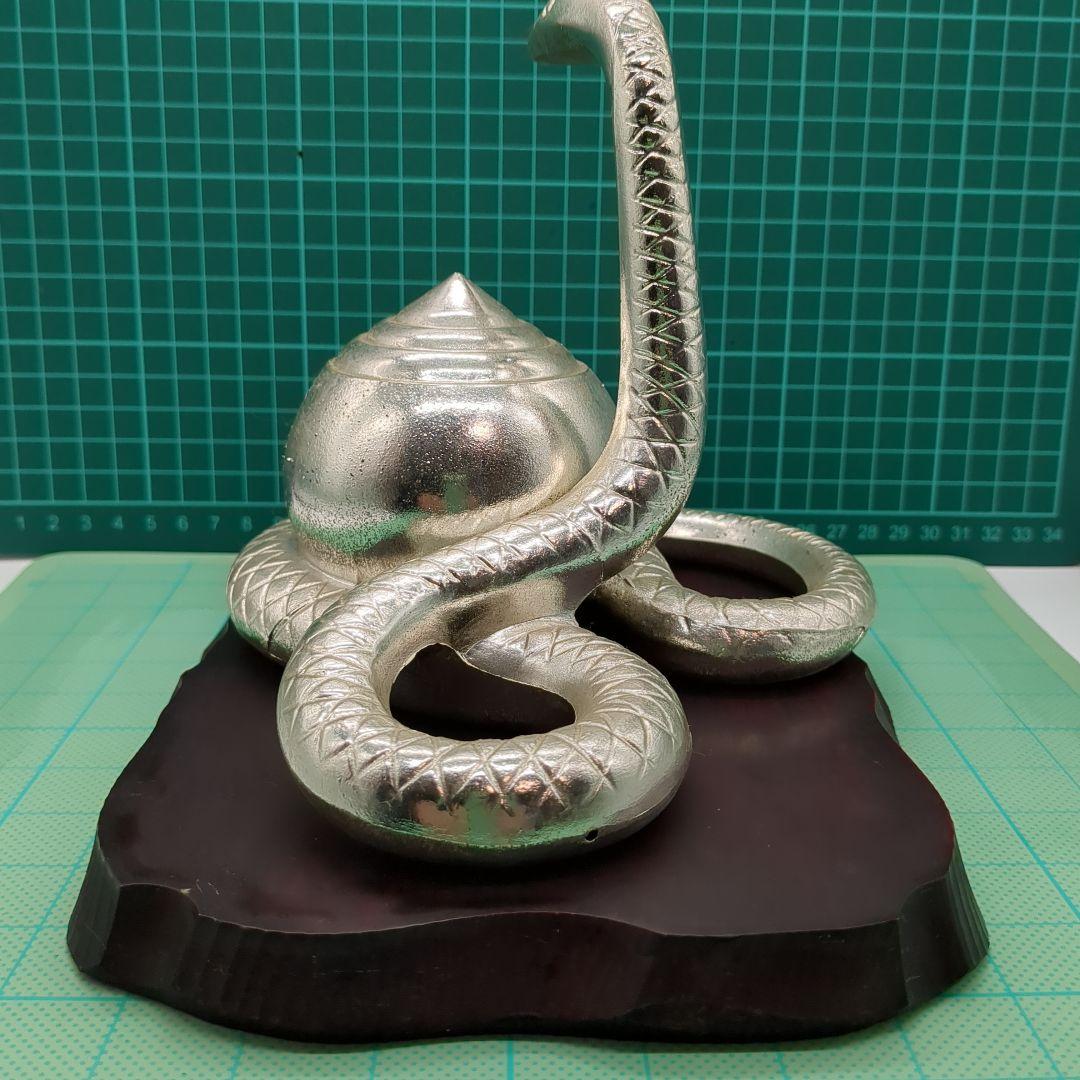 金属製コブラと蛇の彫刻