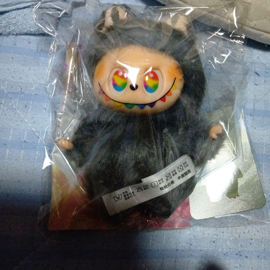 虹色の目と虹色の牙の黒いぬいぐるみ 約17cm