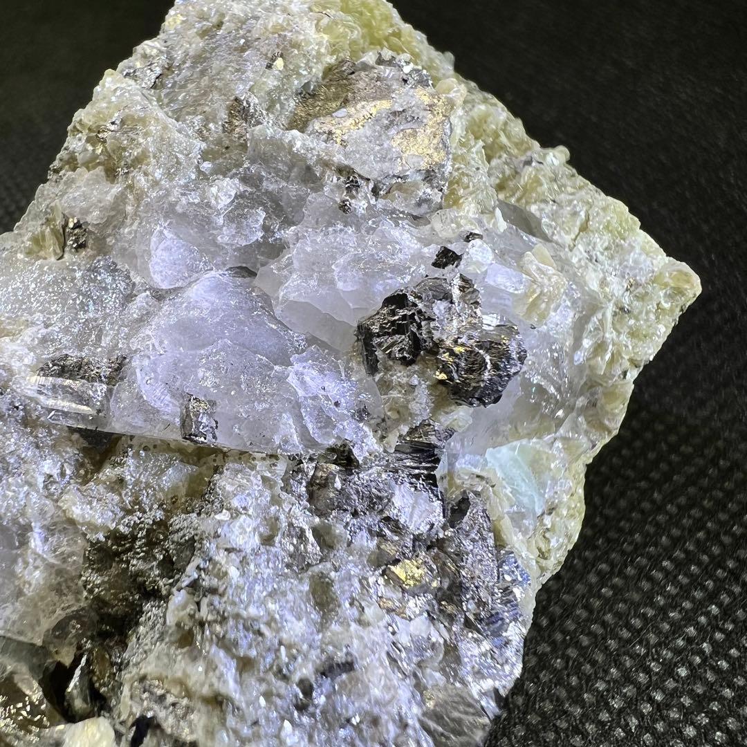 ヤオガンシャン産　「白緑色」「ミントグリーン」多数鉱物共生フローライト