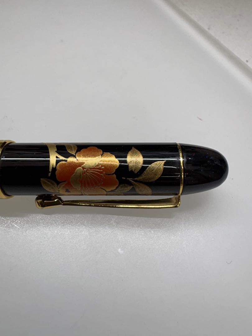 黒い花柄万年筆・イリジウムペン先・中古品
