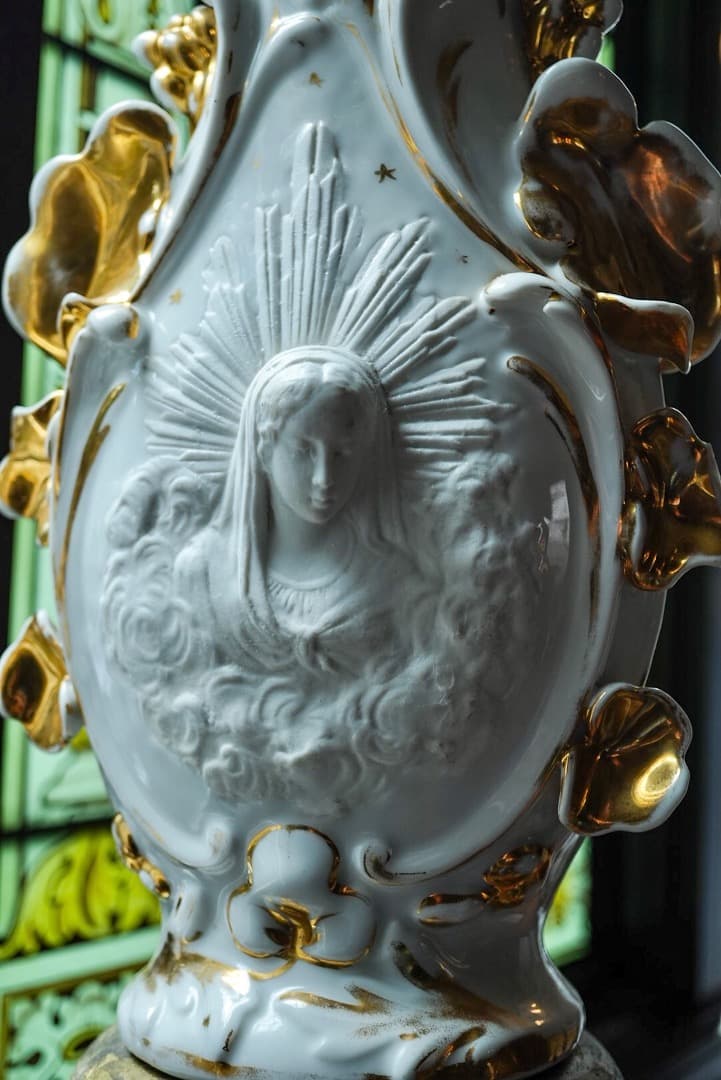 超稀少仏アンティーク 1870年頃、聖母マリアと天使レリーフ金彩ポーセリン大花瓶