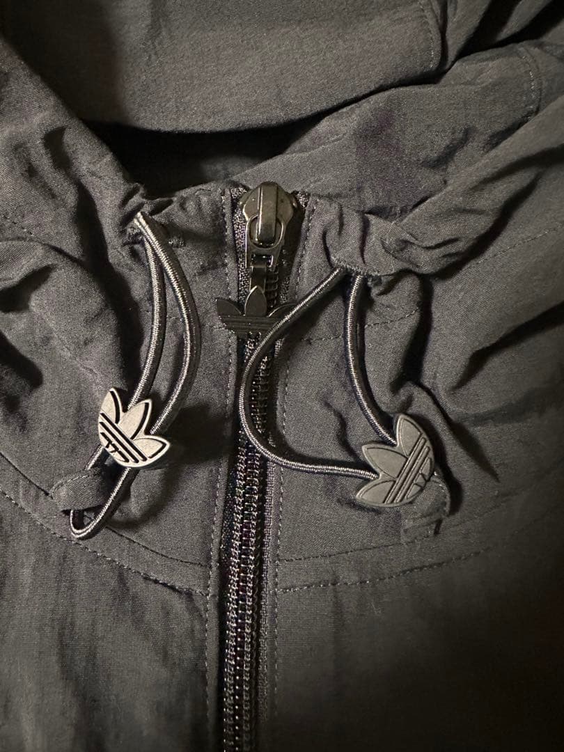 adidas ウィンドブレーカー