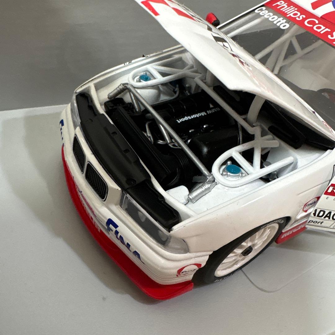 ミニカー  320i STW 1:18 UT models