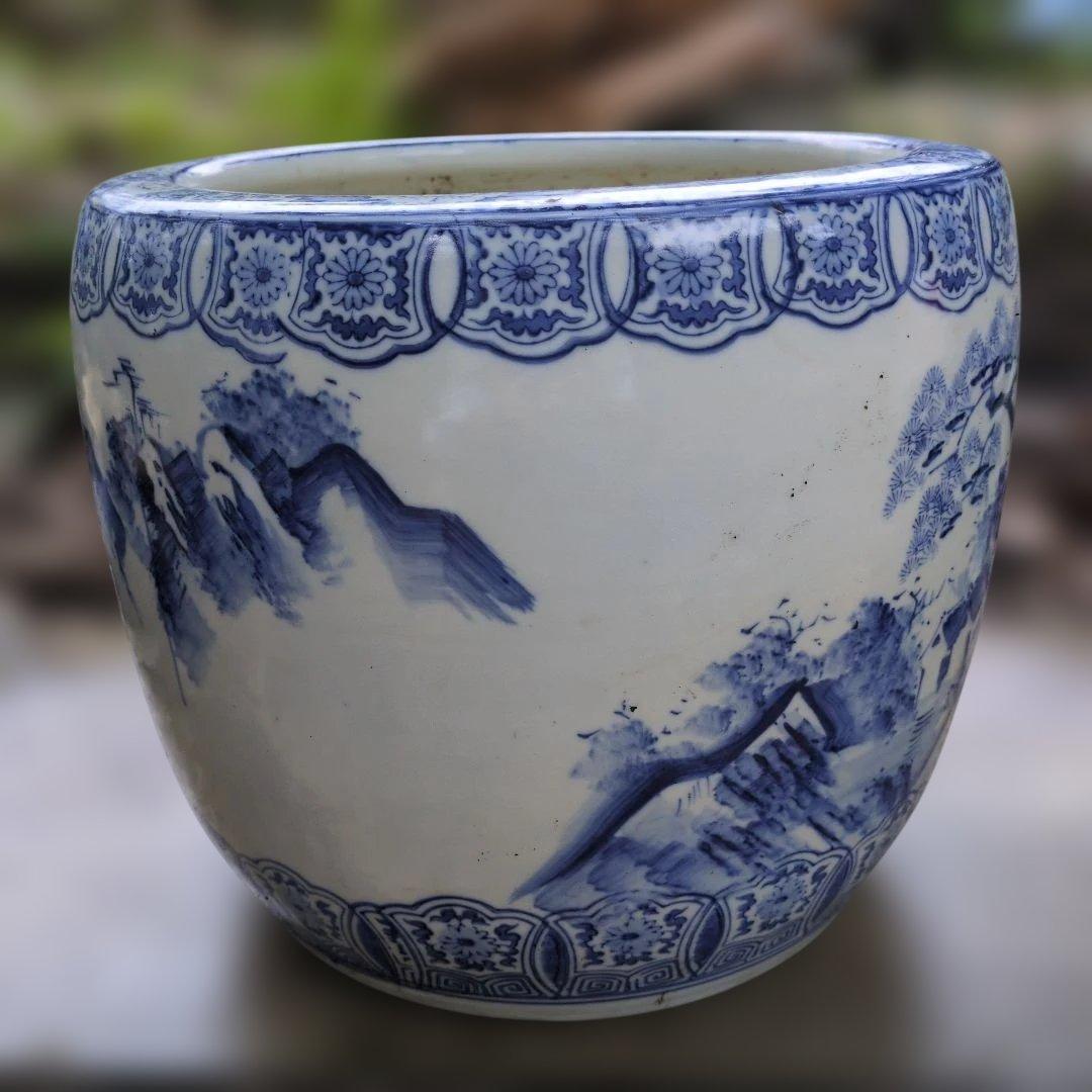 青白い山水画の陶器。火鉢、植木水鉢、 約30cm　高さ：約25.5cm