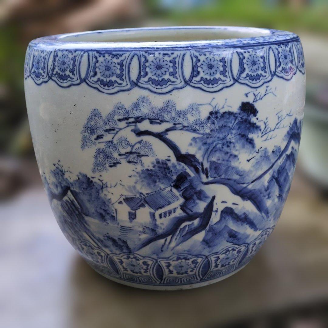 青白い山水画の陶器。火鉢、植木水鉢、 約30cm　高さ：約25.5cm