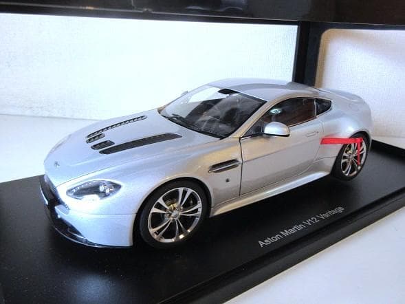 特価 AUTOart (1/18) アストンマーチン V12 Vantage
