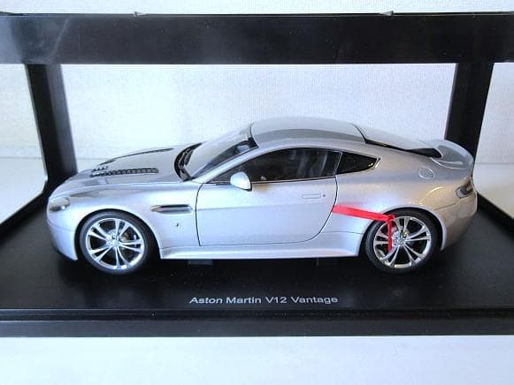 特価 AUTOart (1/18) アストンマーチン V12 Vantage