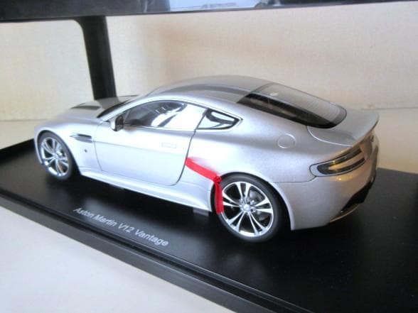 特価 AUTOart (1/18) アストンマーチン V12 Vantage