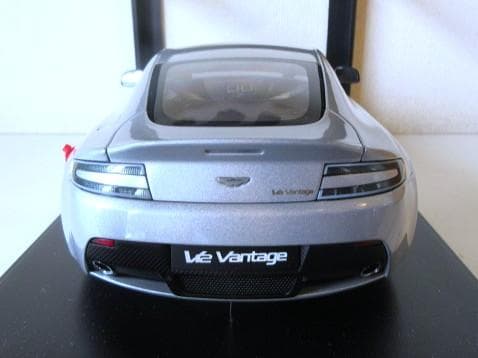 特価 AUTOart (1/18) アストンマーチン V12 Vantage
