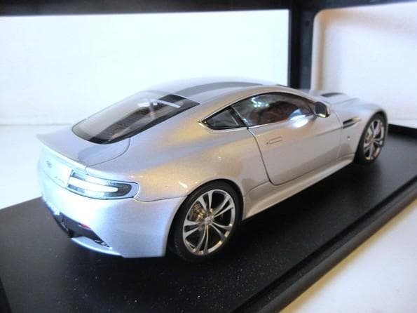 特価 AUTOart (1/18) アストンマーチン V12 Vantage