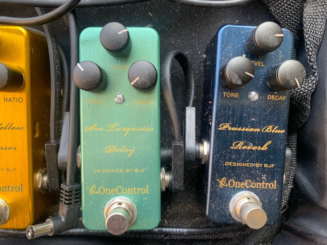 「One Control」のミニペダル5個を組み込んだエフェクターバッグ