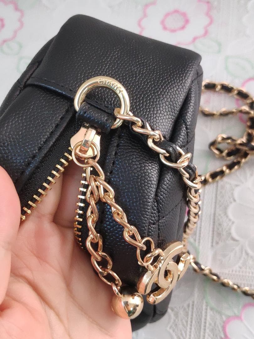 キルティング　ショルダーバッグ　チャーム付き