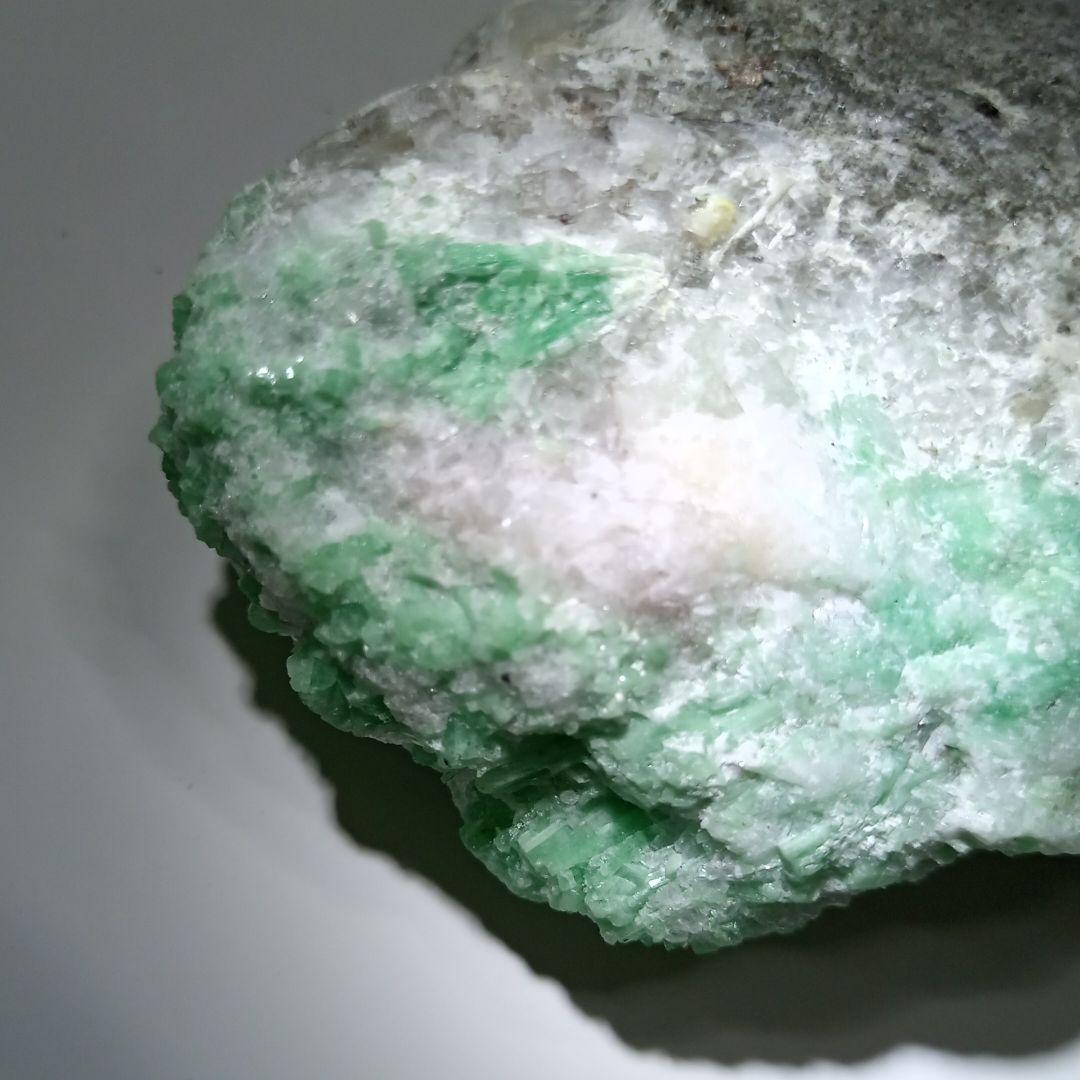 今だけエメラルド原石✨ずっしり470g　11 x 7.5cm　鉱物 標本サンプル