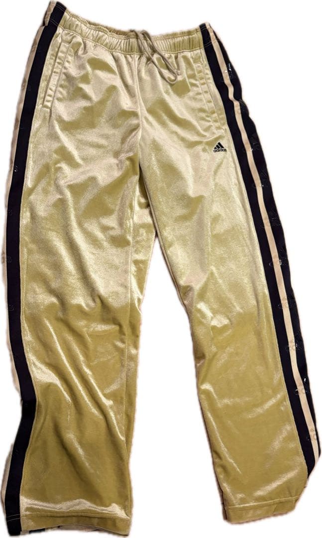 adidasベロアセットアップ