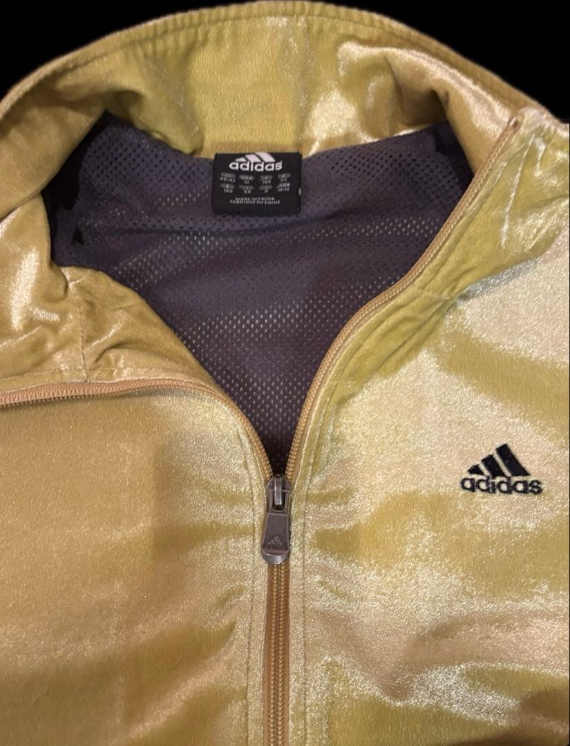 adidasベロアセットアップ