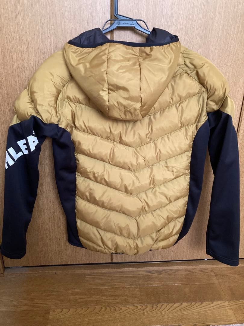 ダウンMサイズ　アスレタ 中綿　ATHLETA フード付きダウンジャケット