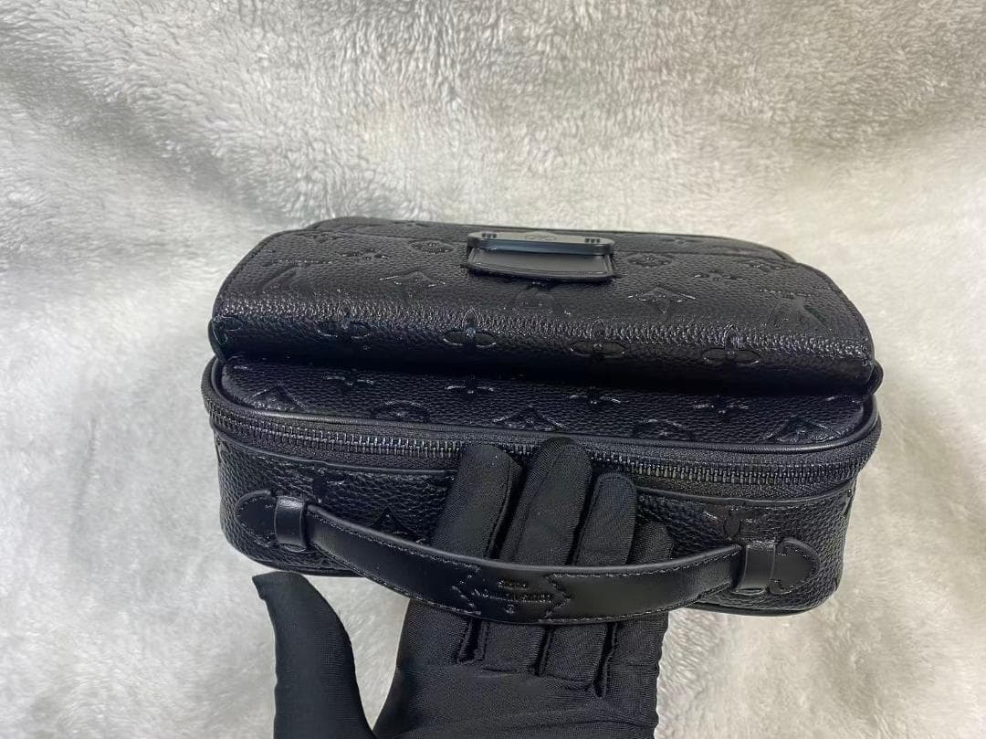 Louis Vuitton ブラックレザーショルダーバッグ