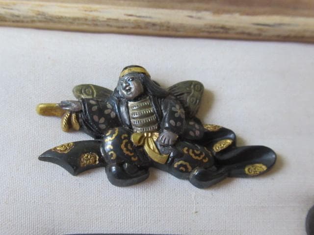 未使用 江戸後期◆金工『中川一匠』刀装具 表:武士像 裏(留め具)桜風景片切彫り