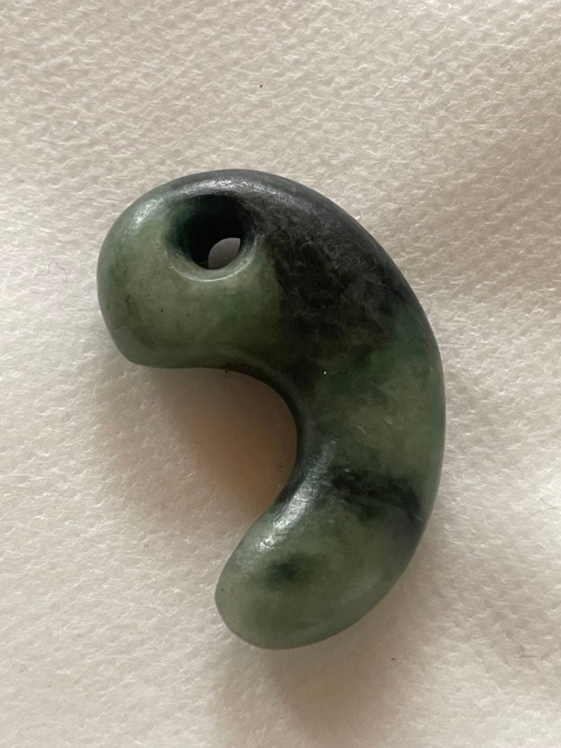 古墳時代　糸魚川　翡翠勾玉　出土品