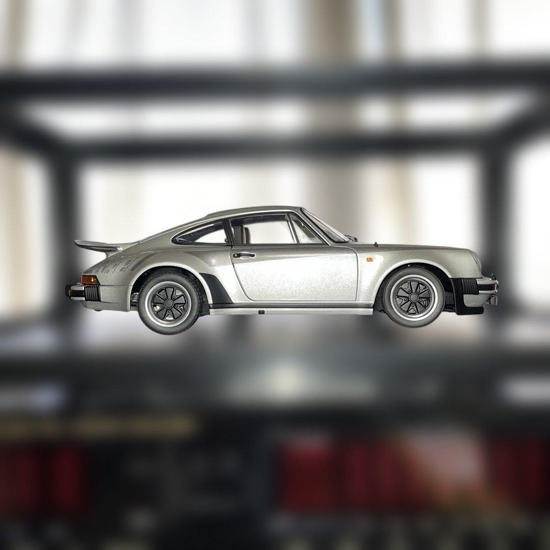 オートアート1/18 ポルシェ911（930）ターボ3.0シルバー