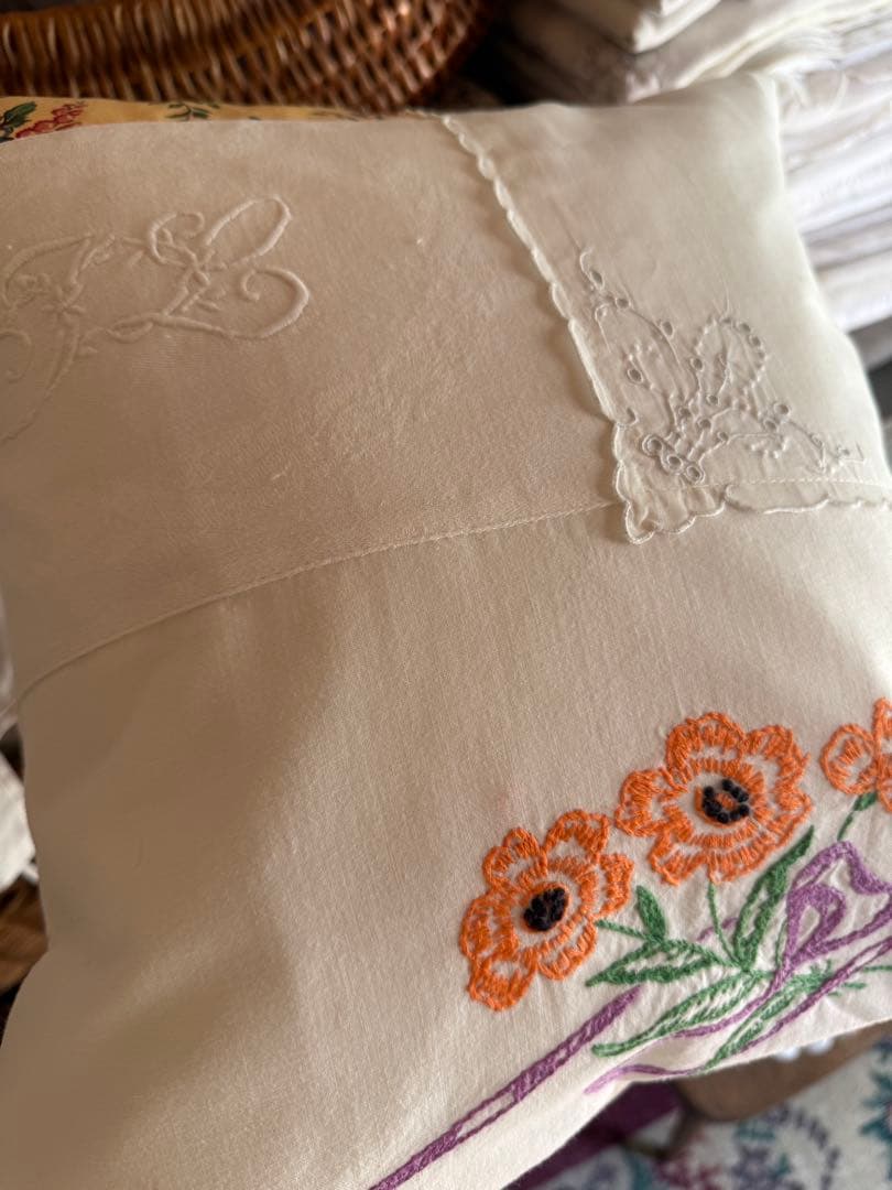 今日のお品ஐ⋆*アンティーク花柄刺繍とモノグラムのクッションカバー